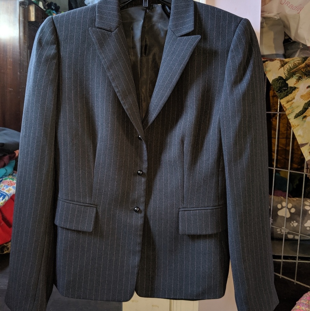 Tahari size 2 two piece suit